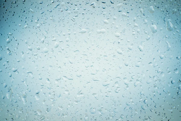 Gotas de chuva na janela. gotas de chuva de água na janela de vidro — Fotografia de Stock