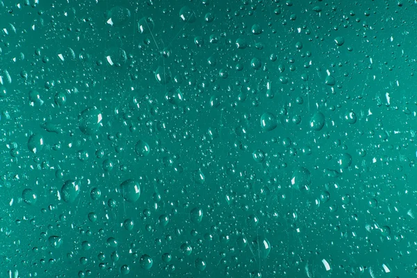 Regentropfen auf das Fenster. Wassertropfen auf Glasfenster — Stockfoto