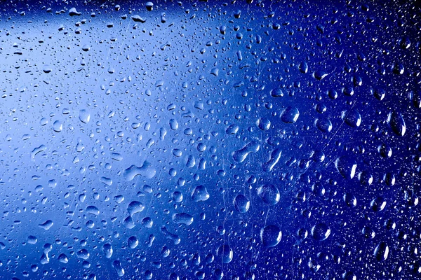 Tetes hujan di jendela. air hujan tetes di jendela kaca — Stok Foto