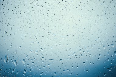 Penceresinde yağmur damlaları. cam pencere üzerinde su yağmur damlaları