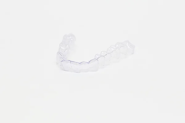 Close-up individuele tand lade orthodontische tandheelkundige thema. Onzichtbare beugels — Stockfoto