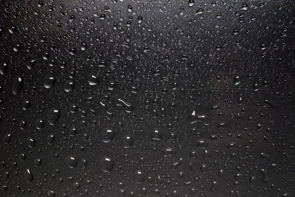 Gocce di pioggia sulla finestra. gocce di pioggia d'acqua sulla finestra di vetro — Foto Stock