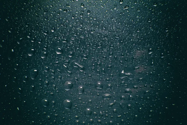 Gotas de lluvia en la ventana. gotas de lluvia de agua en ventana de vidrio —  Fotos de Stock