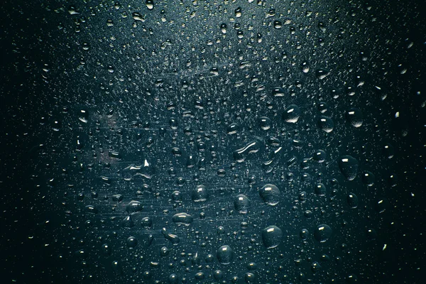 Gotas de lluvia en la ventana. gotas de lluvia de agua en ventana de vidrio — Foto de Stock