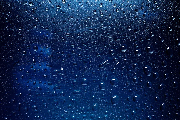 Gotas de lluvia en la ventana. gotas de lluvia de agua en ventana de vidrio —  Fotos de Stock