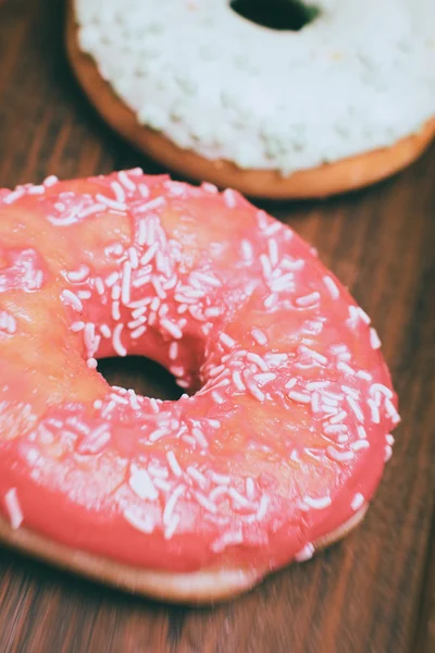 Пончик на доске, представляющий сладкий сахар злоупотребление и зависимость равны лишний вес тела и нездоровое питание в концептуальном образе — стоковое фото
