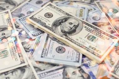 Bir yığın para. Yüz dolar faturaları para zemin üzerine yığını. Sahte para. Sığ derinlik-in tarla. Seçici odak.