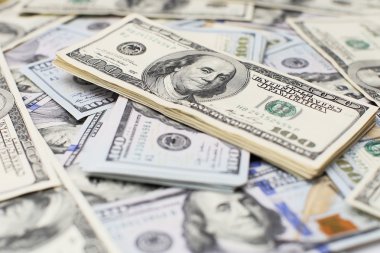 Bir yığın para. Yüz dolar faturaları para zemin üzerine yığını. Sahte para. Sığ derinlik-in tarla. Seçici odak.