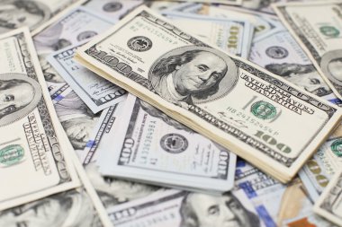 Bir yığın para. Yüz dolar faturaları para zemin üzerine yığını. Sahte para. Sığ derinlik-in tarla. Seçici odak.