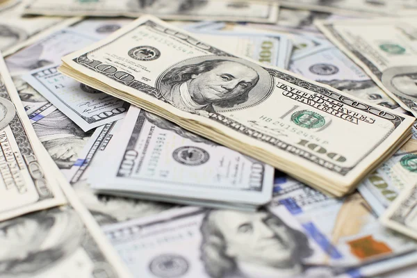 Bir yığın para. Yüz dolar faturaları para zemin üzerine yığını. Sahte para. Sığ derinlik-in tarla. Seçici odak.