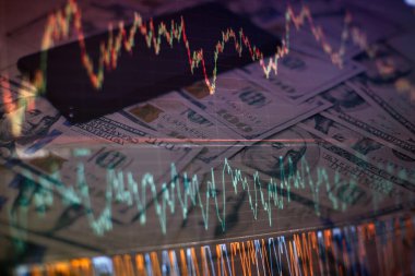 Bir bilgisayarın monitöründeki profesyonel teknik analiz için hacim analizi de dahil olmak üzere çeşitli göstergelere sahip finansal araçların grafikleri.