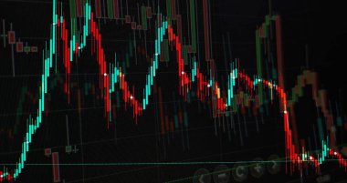 Teknik fiyat grafiği ve göstergesi, mavi ekranda kırmızı ve yeşil şamdan grafiği, piyasa dalgalanması, yükseliş ve düşüş eğilimi. Hisse senedi ticareti, kripto para birimi geçmişi.