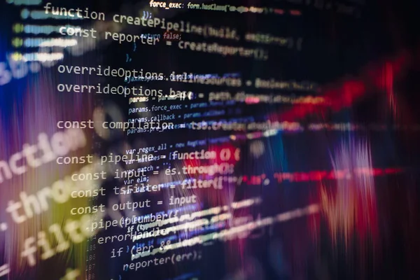 Bir bilgisayarın monitöründeki profesyonel teknik analiz için hacim analizi de dahil olmak üzere çeşitli göstergelere sahip finansal araçların grafikleri.