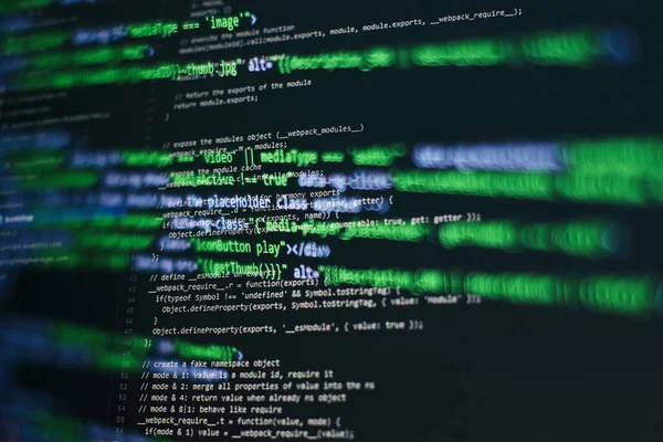 Masaüstü bilgisayar monitörü fotoğrafı. Javascript fonksiyonlar, değişkenler, nesneler. Proje yöneticileri yeni bir fikir üzerinde çalışıyorlar. Gelecekteki teknoloji yaratma süreci.