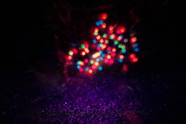 Esaslı ışıklar arka planı bokeh. Işıkların odak dışı bırakıldığı eski tip ışıltılı arka plan