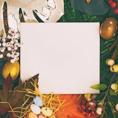 Mutlu Paskalyalar. Paskalya arkaplanını tebrik ederim. Paskalya yumurtaları ve çiçekler. Düz yatıyordu. Doğa konsepti.