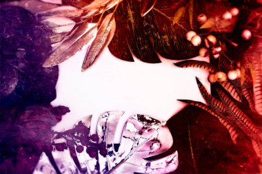 Kağıt kartlı bahar çiçeği arkaplanı. Düz yatıyordu. Doğa konsepti. Doğa Moda Dekoratif Tasarımı.