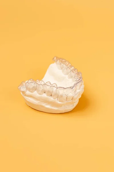 Zbliżenie Indywidualne Taca Zęby Ortodontyczny Motyw Stomatologiczny Ręku Niewidzialne Aparaty — Zdjęcie stockowe