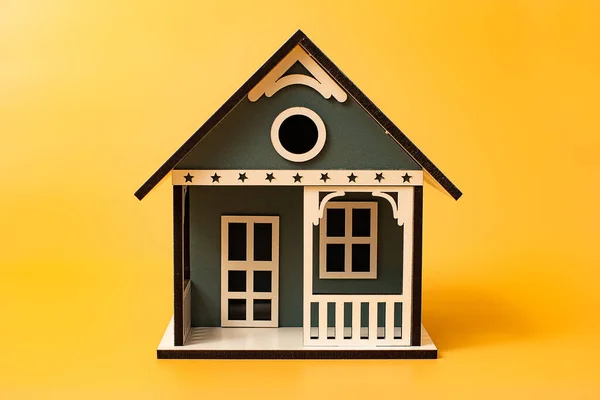 Minimal Niedliches Haus Isoliert Auf Gelbem Hintergrund — Stockfoto
