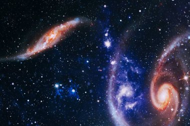 Uzayda inanılmaz güzel bir galaksi. Bulutsu gecesi gökkuşağı renklerinde yıldızlı gökyüzü. Çok renkli dış uzay. Bu görüntünün elementleri NASA tarafından desteklenmektedir.