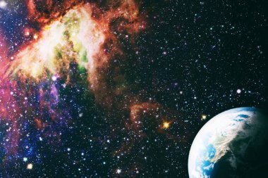 Masaüstü duvar kağıdı veya yaratıcı grafik tasarımı için uygun, koyu arkaplanda yumuşak bulanıklık ile ışıldayan mor kozmik desen.