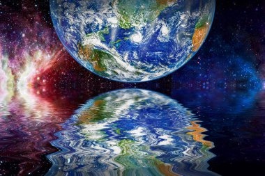 Uzaydaki güzel, alışılmadık uzay gezegeni suya, galaksi yıldızlarına gece gökyüzüne NASA tarafından döşenmiş bu görüntünün elementlerine yansıyor. ,