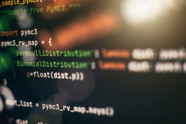 Sunucu kayıtları analizi. Programlama ve kodlama teknolojileri geliştiriyoruz. Ofiste web siteleri kodları üzerinde çalışan geliştirici.
