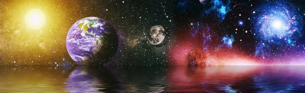 Όμορφη Ασυνήθιστο Διαστημικό Πλανήτη Στο Διάστημα Αντανακλάται Στο Νερό Αστέρια — Φωτογραφία Αρχείου