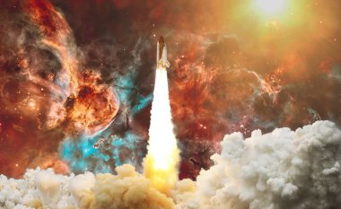 Roket fırlatıldı. Dumanlı roket uzaya uçar. Uzay mekiği. Uzay gemisi göreve başlıyor. Bu görüntünün elementleri NASA tarafından desteklenmektedir