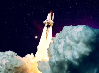 Uzay gemisi yıldızlı gökyüzüne doğru havalanıyor. Uzay Fırlatması. Bu görüntünün elementleri NASA tarafından desteklenmektedir