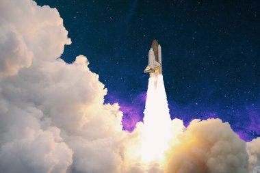 Roketler yıldızlı gökyüzünde uzaya fırlatılıyor. Roket uzay kavramına başlıyor. NASA tarafından desteklenen bu görüntünün elementleri