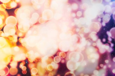 Doğal bokeh ve parlak altın ışıklar. Renkli bokeh ile klasik Magic arka planı. İlkbahar Noel Yeni Yıl Disko Partisi