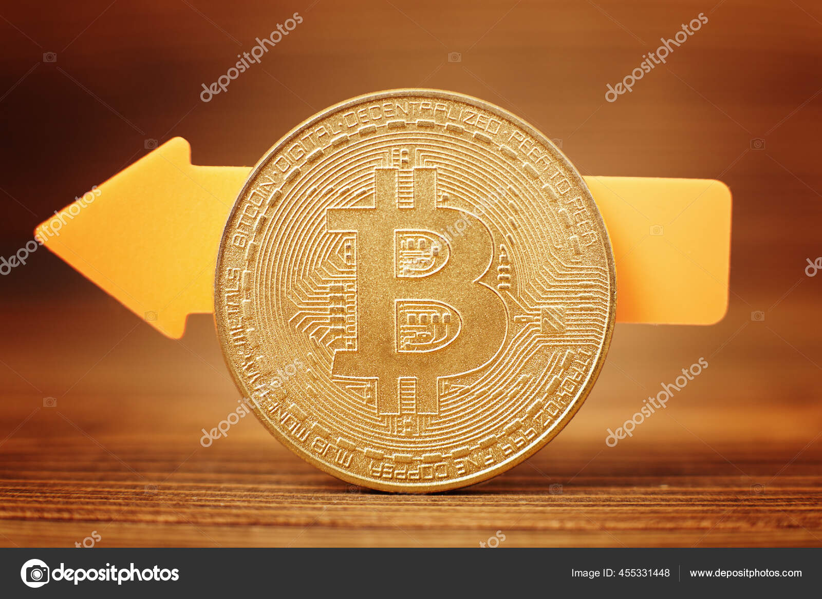 キャンドルスティックグラフとデジタル背景を持つビットコイン アイコン文字付きの黄金のコイン ストックエディトリアル用写真 C Maximusdn