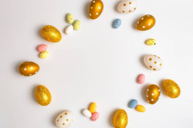 Paskalya Yumurtası alt sınırı, yumuşak beyaz afiş arkaplanı üzerine. Kopyalama alanı ile üstten aşağı görünüm.