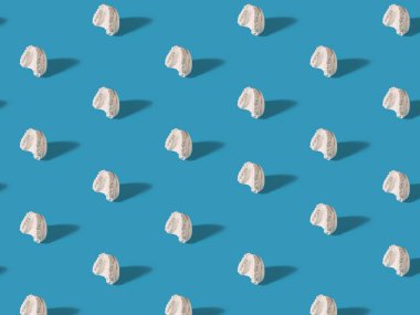 Asgari konsept. Parlak açık mavi arkaplanda çeşitli diş telleriyle yapılan moda desenleri.