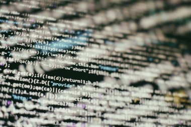 Laptop Kapanış Fotoğrafında HTML Kodu Web sitesi. Web tasarımı programlayıcı geliştirici ekran için bilgi teknolojisi web sitesi kodlama standartları.