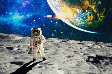 Astronot, üzerinde durduğu çorak dünyayı aydınlatan yabancı bir güneşe bakıyor. Bu görüntünün elementleri NASA tarafından desteklenmektedir