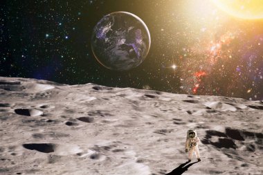 Astronot, üzerinde durduğu çorak dünyayı aydınlatan yabancı bir güneşe bakıyor. Bu görüntünün elementleri NASA tarafından desteklenmektedir