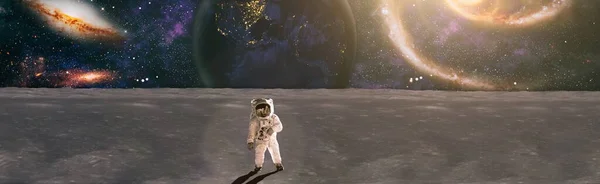 Astronaut Vzhlédne Mimozemskému Slunci Které Osvětluje Pustý Svět Kterém Stojí — Stock fotografie