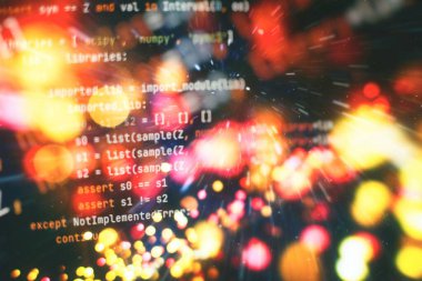 Yazılım kaynak kodu. Programlama kodu. Bilgisayar ekranında programlama kodu. Ofiste program kodları üzerinde çalışan geliştirici.