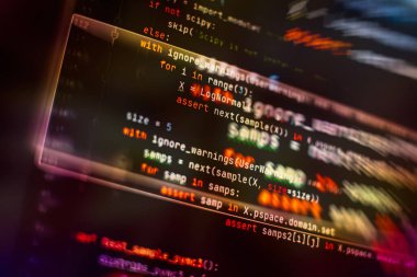 Yazılım kaynak kodu. Programlama kodu. Bilgisayar ekranında programlama kodu. Ofiste program kodları üzerinde çalışan geliştirici.