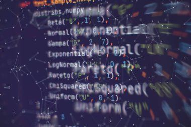 Yazılım kaynak kodu. Programlama kodu. Bilgisayar ekranında programlama kodu. Ofiste program kodları üzerinde çalışan geliştirici.
