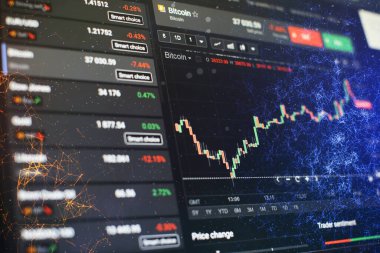 Koyu mavi arkaplan üzerinde bulanık büyüyen dijital grafik arayüzü. Borsa ve finansal başarı kavramı.