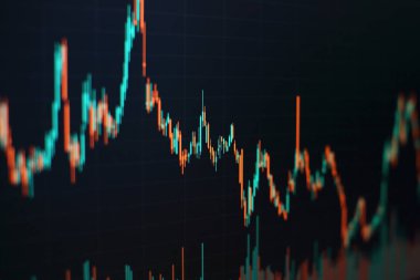 Toplantıdaki iş planı ve şirketin performansını görmek için finansal rakamları analiz etmek..