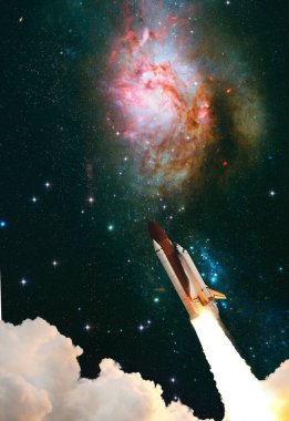 Roketler yıldızlı gökyüzünde uzaya fırlatılıyor. Roket uzay kavramına başlıyor. NASA tarafından desteklenen bu görüntünün elementleri