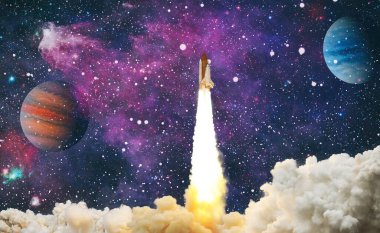 Uzay gemisi yıldızlı gökyüzüne doğru havalanıyor. Uzay Fırlatması. Bu görüntünün elementleri NASA tarafından desteklenmektedir