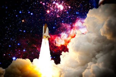 Roket fırlatıldı. Dumanlı roket uzaya uçar. Uzay mekiği. Uzay gemisi göreve başlıyor. Bu görüntünün elementleri NASA tarafından desteklenmektedir