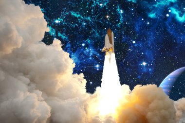 Roket fırlatıldı. Dumanlı roket uzaya uçar. Uzay mekiği. Uzay gemisi göreve başlıyor. Bu görüntünün elementleri NASA tarafından desteklenmektedir