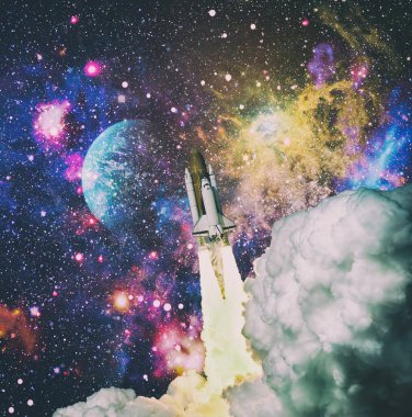 Roket fırlatıldı. Dumanlı roket uzaya uçar. Uzay mekiği. Uzay gemisi göreve başlıyor. Bu görüntünün elementleri NASA tarafından desteklenmektedir