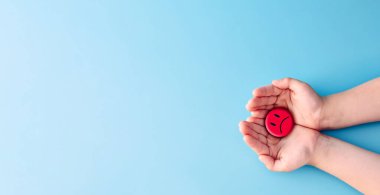 Dünya Akıl Sağlığı Günü konsepti. Mavi kağıt tutarken mutlu gülücük, olumlu düşünce, zihinsel sağlık değerlendirmesi. .